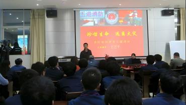 尊龙凯时人生就是搏邀请福建省消协消安防火宣传中心主任教官为员工作消防安全培训